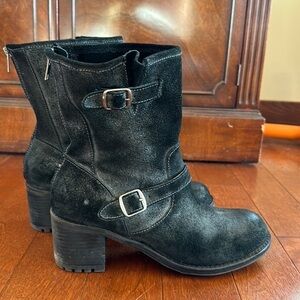Max Rocket Dog Black distressed suede Bootie’s size 9.5.